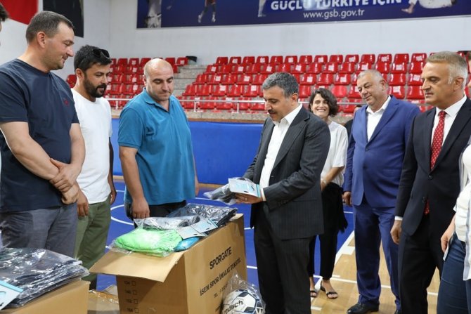 Düzce’de Amatör Spor Kulüplerine Malzeme Yardımı