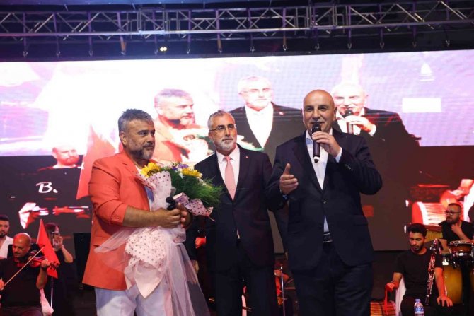 30 Ağustos Zafer Bayramı Bülent Serttaş Konseriyle Kutlandı