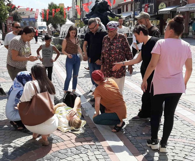 Kadınlar Yerde Yatan Yaralıyı Örtü İle Güneşten Korudu