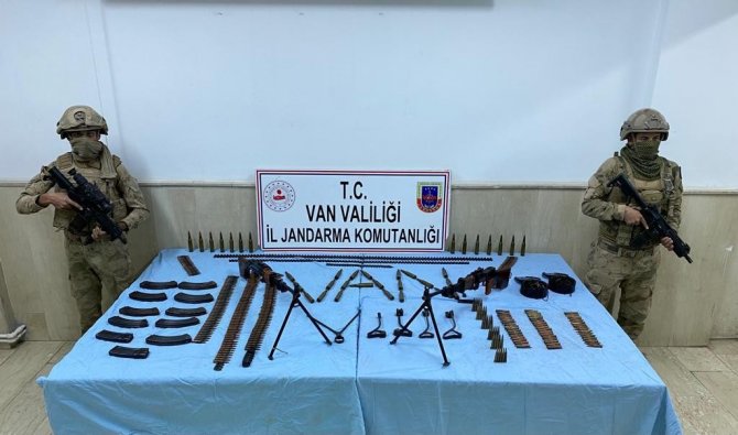 Terörden Arındırılan Tendürek’te Cephanelik Olarak Kullanılan Mağara Ve Sığınaklar Tek Tek Tespit Edilerek İmha Ediliyor