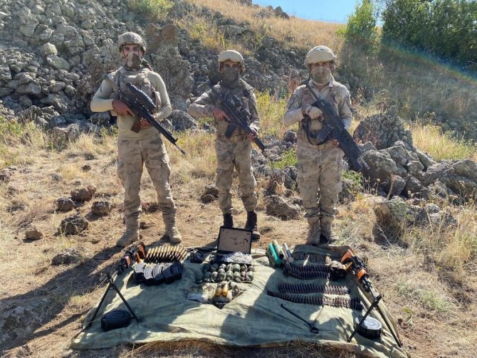 Terörden Arındırılan Tendürek’te Cephanelik Olarak Kullanılan Mağara Ve Sığınaklar Tek Tek Tespit Edilerek İmha Ediliyor