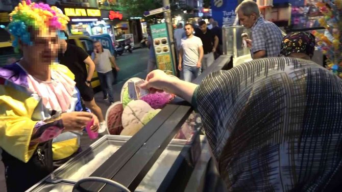 Palyaço Kılığında Önce Balon Dağıttı Sonra Para Topladı