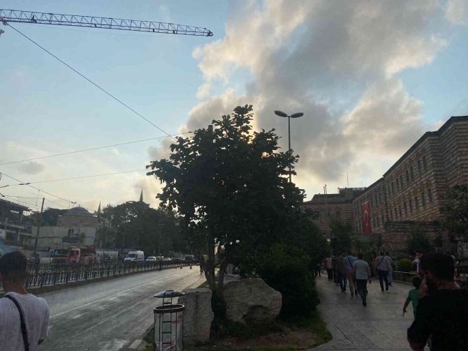 Fatih’te Vinç Üzerinde İntihar Girişimi: Tramvay Seferleri Durdu, Vatandaşlar Kilometrelerce Yol Yürüdü