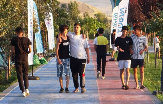 Gençler Tügva Doğa Kampı İle Tatilin Keyfini Çıkarıyor