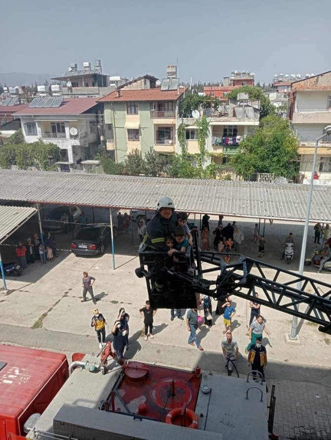 Hatay’da Ev Yangınında Mahsur Kalan Çocukları İtfaiye Kurtardı