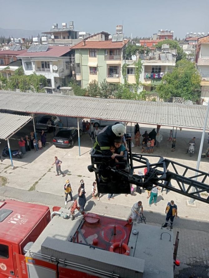 Hatay’da Ev Yangınında Mahsur Kalan Çocukları İtfaiye Kurtardı