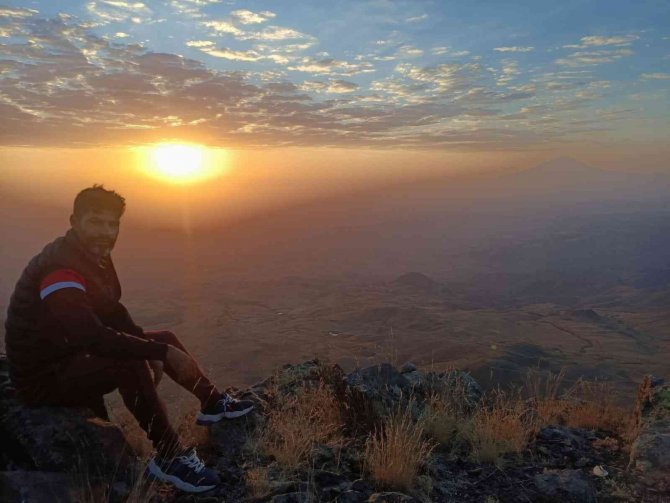 Zirvede Kamp Kurarak Güneşin Doğuşunu Ve Batışını Görüntülediler