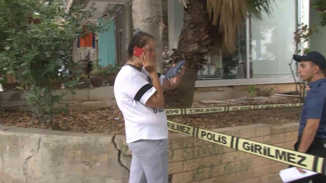Kadıköy’de Boşandığı Eşinin Evini Bastı: 2 Kişiyi Yaraladı, Kendini Eve Kapattı