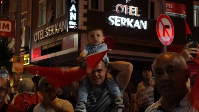 Isparta’da Zafer Bayramı Çoşkusu Fener Alayıyla Devam Etti