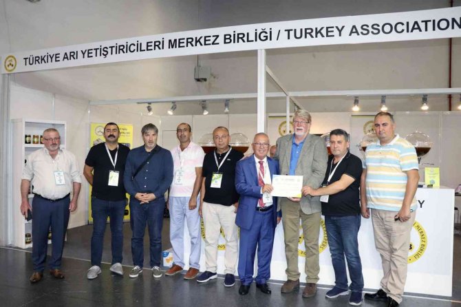 47’nci Apimondia Kongresinde Türk Arıları Ve Balları Tanıtıldı