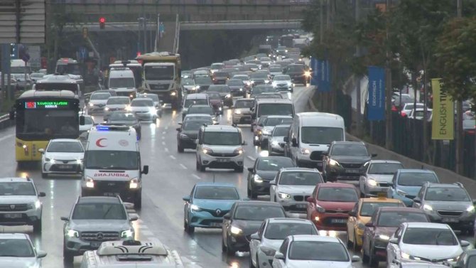 İ̇stanbul’da Yağmur Başladı, Trafik Yoğunluğu Arttı