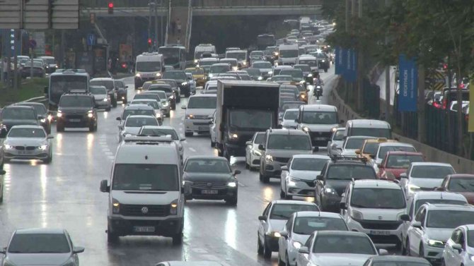 İ̇stanbul’da Yağmur Başladı, Trafik Yoğunluğu Arttı