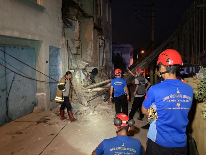 İ̇zmir’de 3 Katlı Metruk Binanın Duvarı Çöktü