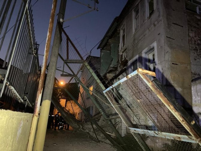 İ̇zmir’de 3 Katlı Metruk Binanın Duvarı Çöktü