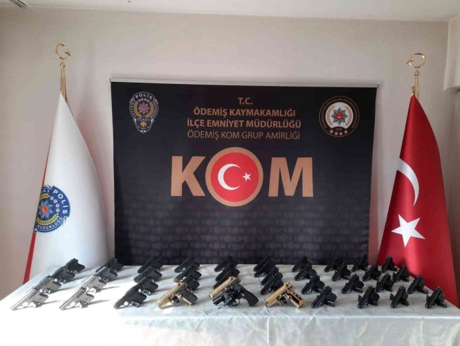 İ̇zmir’de Nefes Kesen Ruhsatsız Silah Operasyonu: 2 Gözaltı