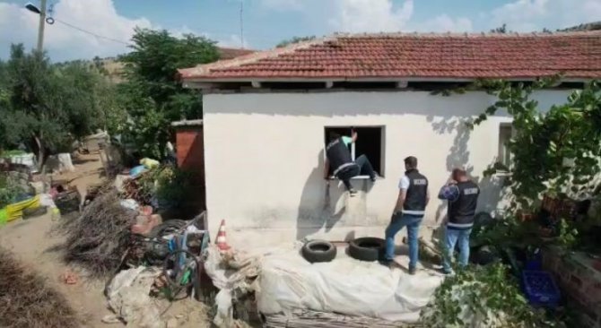 İ̇zmir’de Nefes Kesen Ruhsatsız Silah Operasyonu: 2 Gözaltı