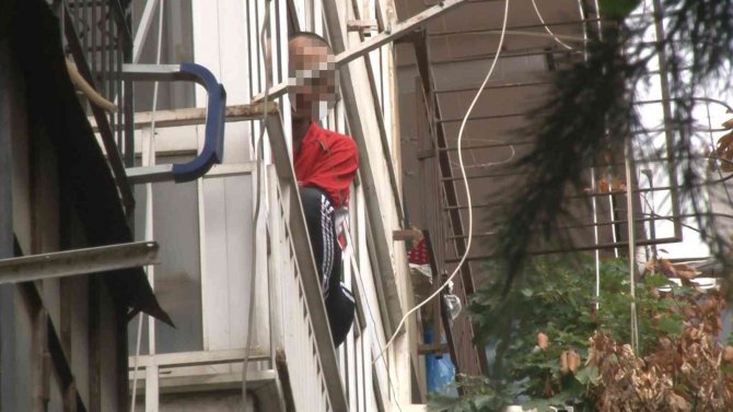 Kadıköy’de Boşandığı Eşinin Evini Bastı: 2 Kişiyi Yaraladı, Kendini Eve Kapattı