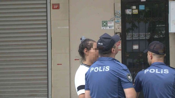 Kadıköy’de Boşandığı Eşinin Evini Bastı: 2 Kişiyi Yaraladı, Kendini Eve Kapattı