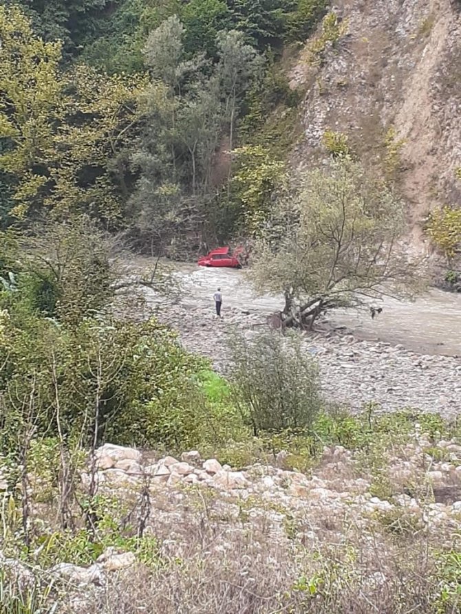 Otomobil, Melen Çayına Uçtu: 1 Yaralı