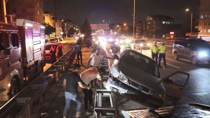 İ̇şçi Minibüsüne Çarpan Otomobil Bariyerlere Çıktı: 1 Yaralı