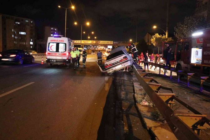 İ̇şçi Minibüsüne Çarpan Otomobil Bariyerlere Çıktı: 1 Yaralı