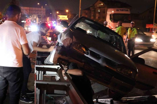 İ̇şçi Minibüsüne Çarpan Otomobil Bariyerlere Çıktı: 1 Yaralı