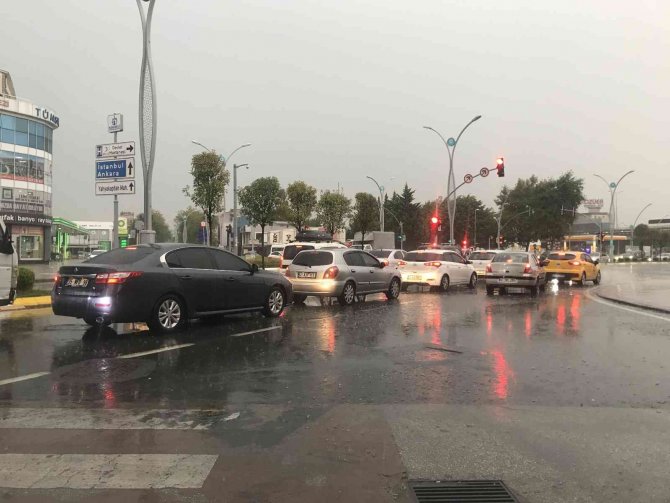 Kısa Süren Sağanak Sokakları Dereye Çevirdi