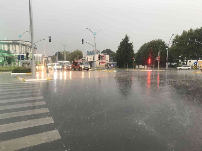 Kısa Süren Sağanak Sokakları Dereye Çevirdi