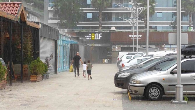 Kısa Süren Sağanak Sokakları Dereye Çevirdi