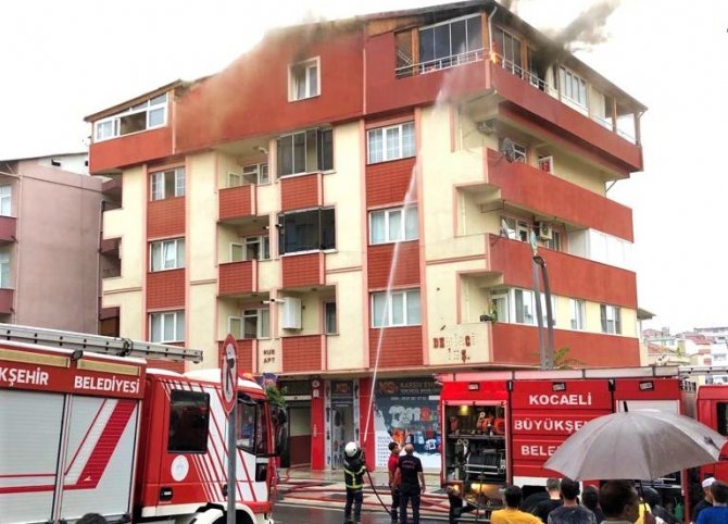 Yıldırımın Düştüğü Çatı Katı Alevlere Teslim Oldu