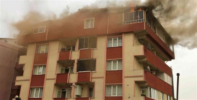 Yıldırımın Düştüğü Çatı Katı Alevlere Teslim Oldu