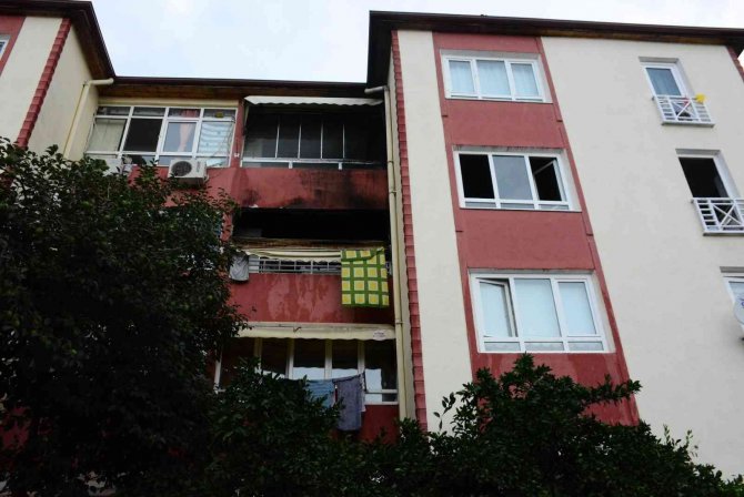 Buzdolabından Yangın Çıktı, Mahsur Kalanları İtfaiye Ekipleri Camdan Kurtardı