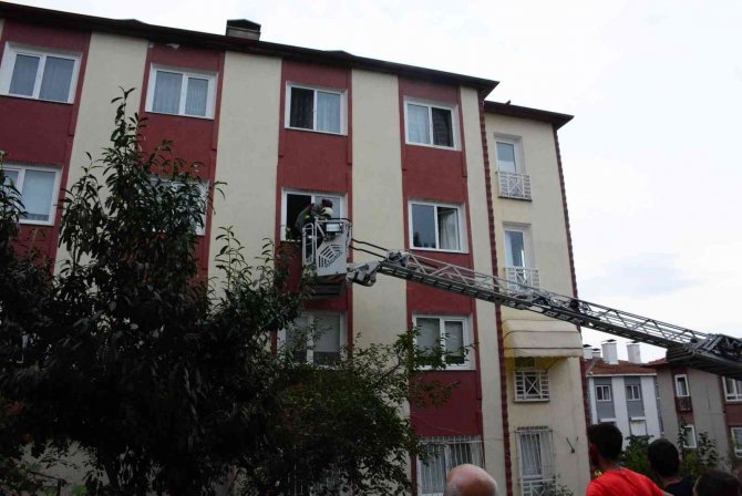 Buzdolabından Yangın Çıktı, Mahsur Kalanları İtfaiye Ekipleri Camdan Kurtardı