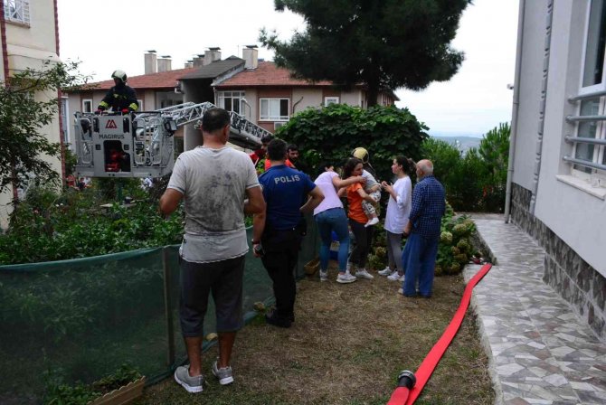 Buzdolabından Yangın Çıktı, Mahsur Kalanları İtfaiye Ekipleri Camdan Kurtardı