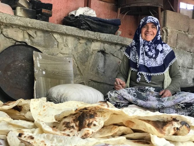 Köy Kadınlarından Zorlu Tandır Ekmeği Yapımı