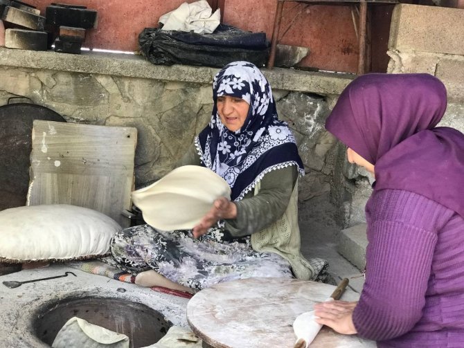 Köy Kadınlarından Zorlu Tandır Ekmeği Yapımı