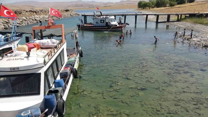 Karaya Oturan Teknenin Yardımına Çocuklar Koştu