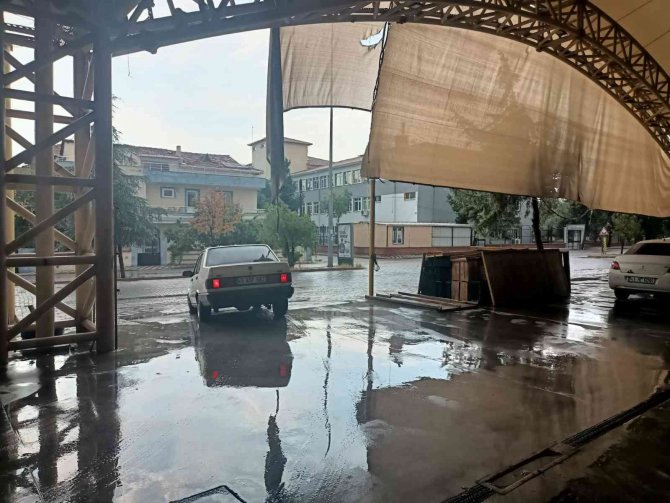 Araçlarını Doludan Korumak İçin Kapalı Alanlara Akın Ettiler