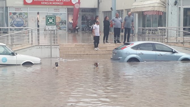 Manisa’da Sağanak Hayatı Olumsuz Etkiledi, Üzüm Sergileri Su Altında Kaldı