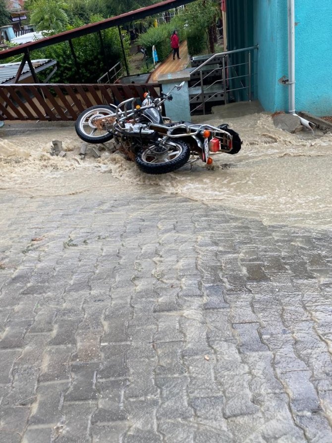 Manisa’da Sağanak Hayatı Olumsuz Etkiledi, Üzüm Sergileri Su Altında Kaldı