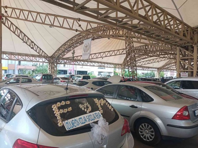 Araçlarını Doludan Korumak İçin Kapalı Alanlara Akın Ettiler