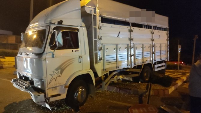 Kula’da Süt Kamyoneti İle Kamyon Çarpıştı