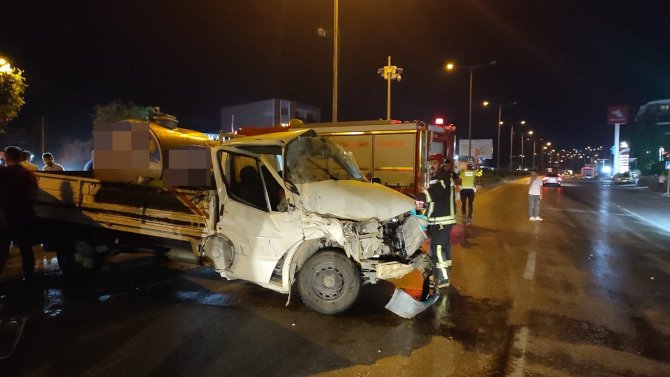 Kula’da Süt Kamyoneti İle Kamyon Çarpıştı