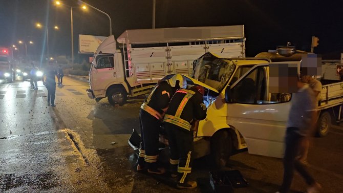Kula’da Süt Kamyoneti İle Kamyon Çarpıştı