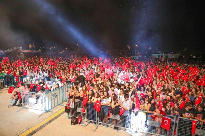 Merkezefendi Zafer Coşkusunu Teoman İle Yaşadı