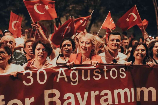 Merkezefendi Zafer Coşkusunu Teoman İle Yaşadı