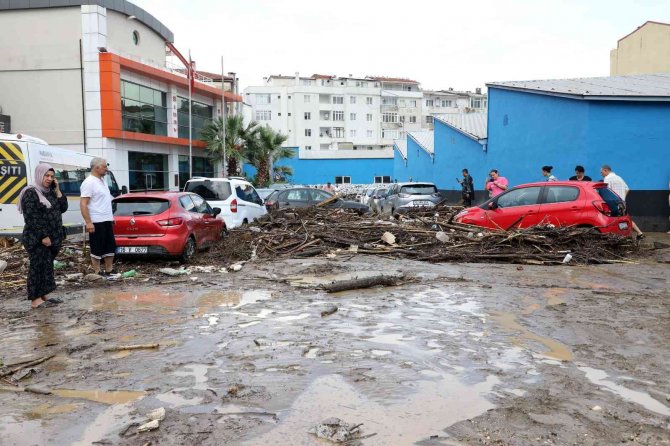 Mudanya Belediyesi Ekiplerinden Sel Sonrası Anında Müdahale