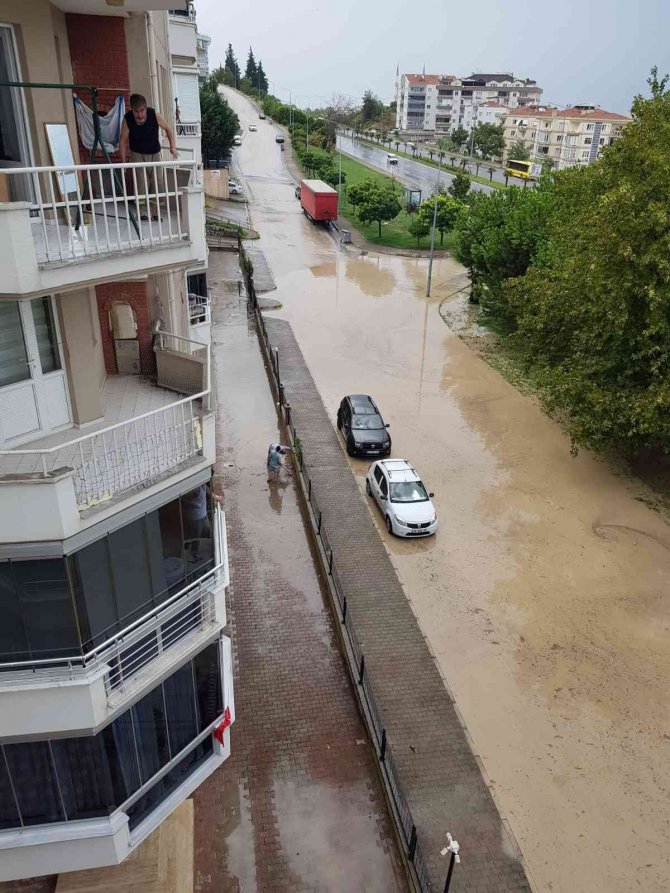 Bursa’da Yıldırım Düştü, Fırtınayla Birlikte Terminalin Çatısı Çöktü