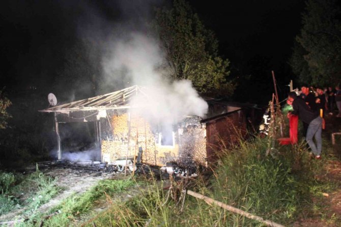 Kocaeli’de Prefabrik Ev Alev Alev Yandı