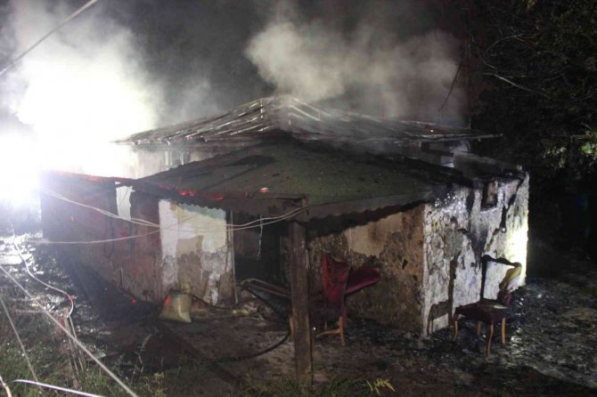Kocaeli’de Prefabrik Ev Alev Alev Yandı